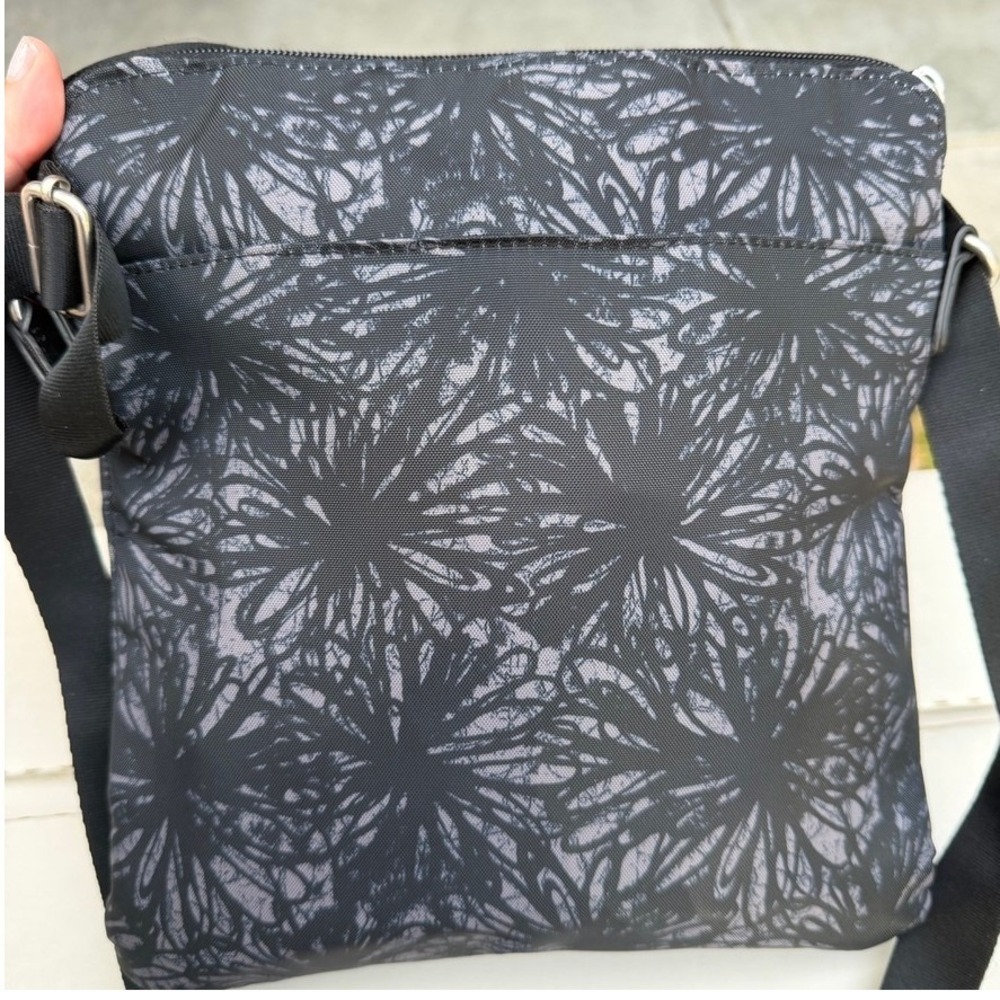 CHECK BACK SEAM Baggallini Go Bagg in the Midnight Blossom - Picture 4 of 8